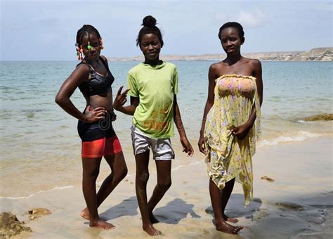 Filles Africaines Sur La Plage Langola Photo Stock éditorial Image Du Filles Populaire