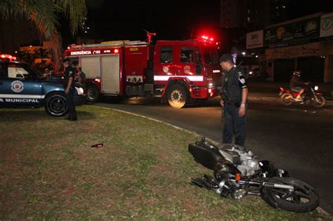 nibus passa em cima de braço de motociclista Novo Momento