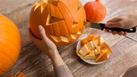 Comment découper une citrouille pour Halloween