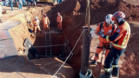 Criança cai em buraco de 8m durante brincadeira em MG resgate já dura