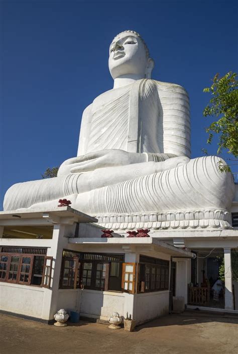 Estatua Gigante De Buddha En El Templo De Bahiravakanda Kandy Sri Lanka