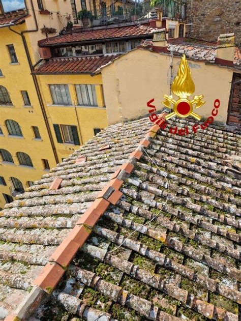 Firenze Cadute Sul Ponte Vecchio Tegole Del Corridoio Vasariano I