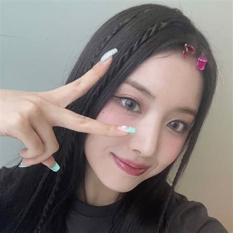 Kim Jiwoo Nmixx Selca Icon Pfp Kpop Divine Feminine Crown Jewelry