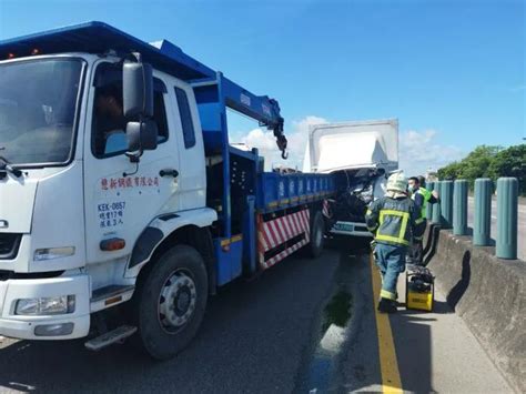 快訊台61線嚴重車禍！車頭遭「貨車車斗插入」 駕駛受困無呼吸心跳