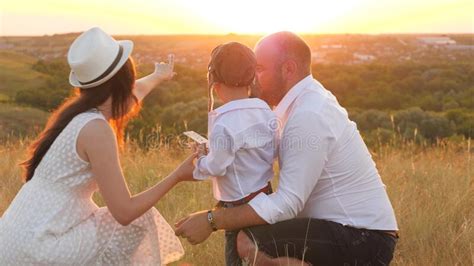 Ni O Con Madre Y Padre Jugando El Avi N En Pilotos Cas Sue O Infantil