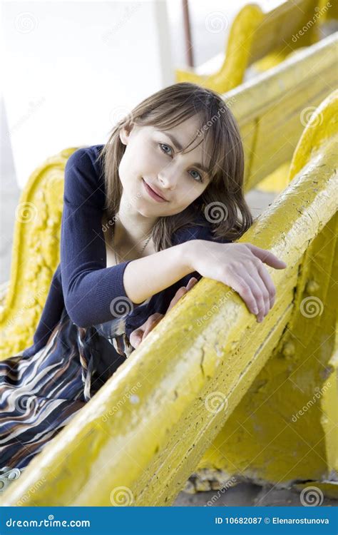 Jeune Femme Triste S Asseyant Sur Le Banc Jaune Image Stock Image Du