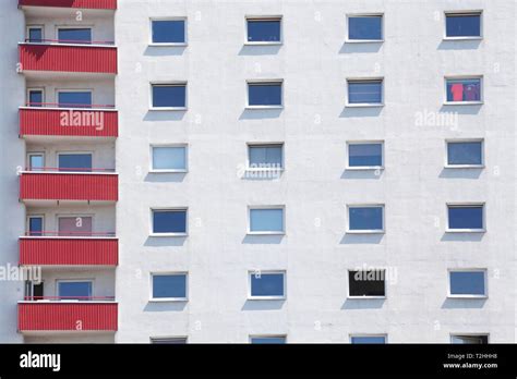 Balcones Rojos Y Ventanas En Un Edificio Residencial Blanco Fotograf As