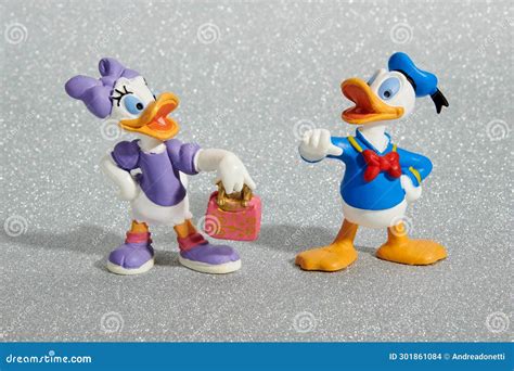 Figuras Coloridas De Brinquedos De Pato Donald E Pato Margarida Imagem