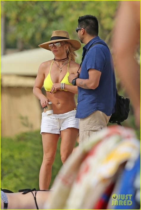 Photo Britney Spears Hits The Beach In Hawaii In A Yellow Bikini