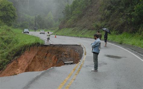 G1 Brasil NOTÍCIAS Deslizamento de terra interdita rodovia em