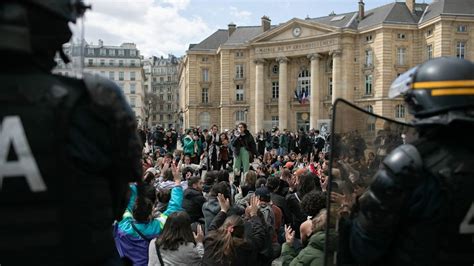 Francia Reprimen a estudiantes en París y Lyon por expresar