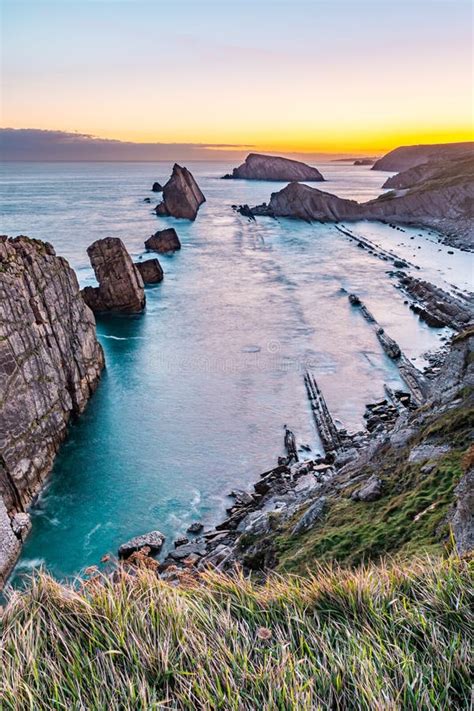 Formas Terrestres Costeras Y Oceánicas Al Atardecer Imagen de archivo