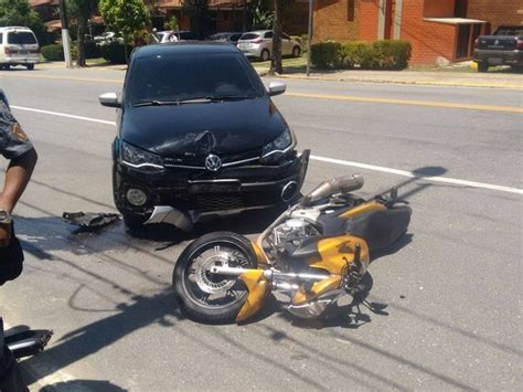 G1 Homem é preso droga após tentar fugir e colidir carro