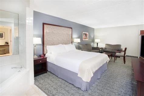 30+ Suites & Hotels with Hot Tubs in Room in Chicago (2025)