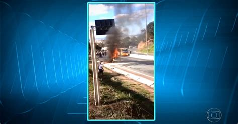 G1 Carro Bate Pega Fogo E Três São Carbonizados No Anel Em Bh