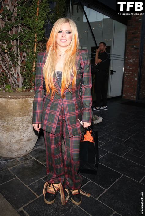 Avril Lavigne Avrillavigne Nude The Fappening Photo 2095275 FappeningBook