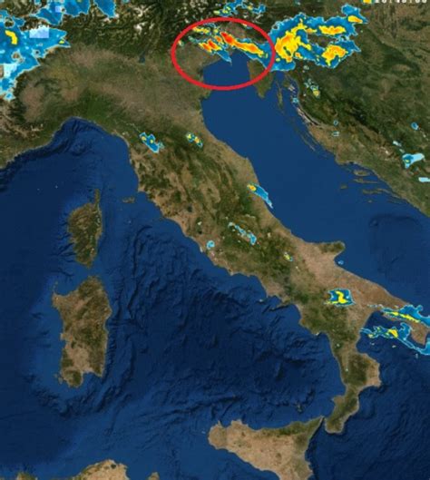 Meteo CRONACA DIRETTA RAFFICA TEMPORALESCA In Atto Con PERICOLOSA