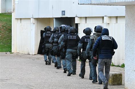 Besançon Planoise en pleine perquisition un homme blessé par le tir