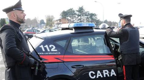 Frusta La Figlia Con Un Ramo E Maltratta La Moglie