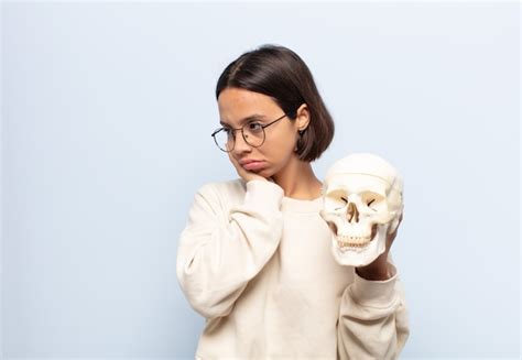 Joven latina que se siente aburrida frustrada y con sueño después de una tarea tediosa