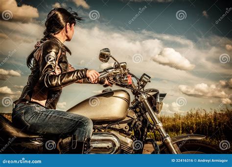 Fille De Motard Sur Une Moto Photo Stock Image Du Couleur Asphalte