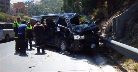 Minibús se embarranca y cae sobre la autopista de La Paz una mujer