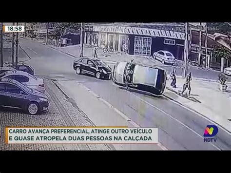 Carro avança preferencial atinge outro veículo e quase atropela duas