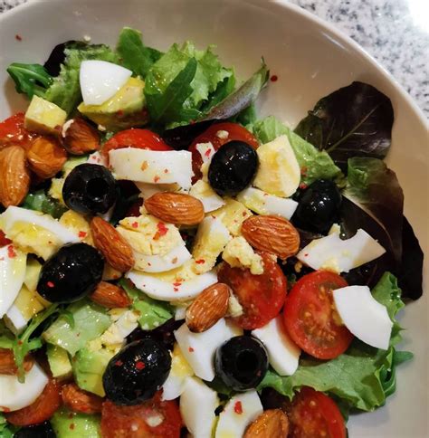 Ensalada De Lechugas Tomate Cherry Aguacate Huevo Cocido Aceitunas