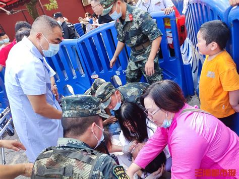 人流中，游客突然晕倒，执勤武警为他围出绿色通道 城事 三湘都市报 华声在线