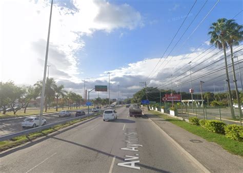 Veículo enguiçado causa lentidão na Avenida Ayrton Senna na Barra da