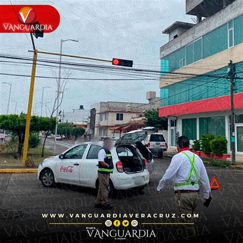 Trabajadora De La Jurisdicción Sanitaria Llevaba Prisa Y Chocó Por Pasarse El Alto En Poza Rica