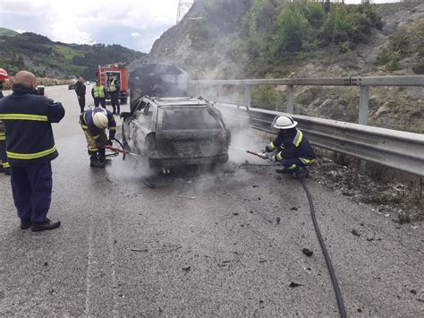 Makina përfshihet nga flakët në aksin Tiranë Elbasan nuk ka të lënduar