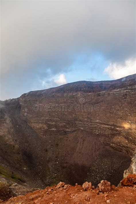 Viagem Fascinante E Perigosa Em Torno Da Borda Do Vulc O O Monte Ves