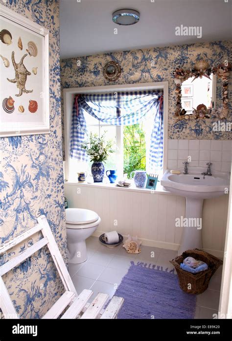 Blue & white Toile de Jouy" wallpaper in small cottage bathroom Stock ...