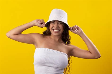 Mujer Joven Vestida Con Un Vestido Blanco Y Un Sombrero Blanco