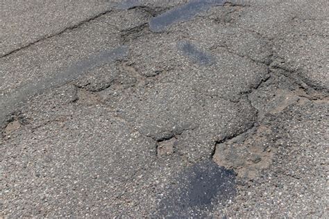 Uma Velha Estrada Pavimentada Muitos Buracos E Danos Foto Premium