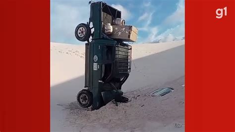 VÍDEO Caminhonete tomba e fica de cabeça para baixo em acidente nos