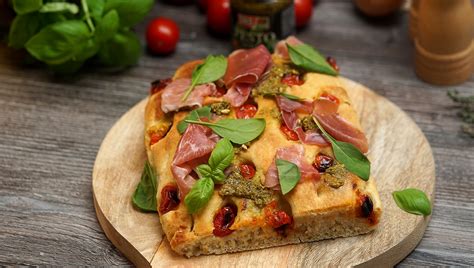 Focaccia Mit Gr Nem Pesto Und Schinken Oro Di Parma