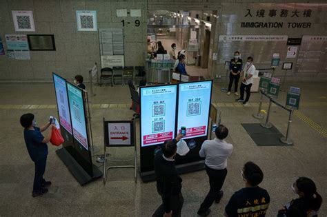 市民掃「安心出行」二維碼出入街市 香港 香港文匯網