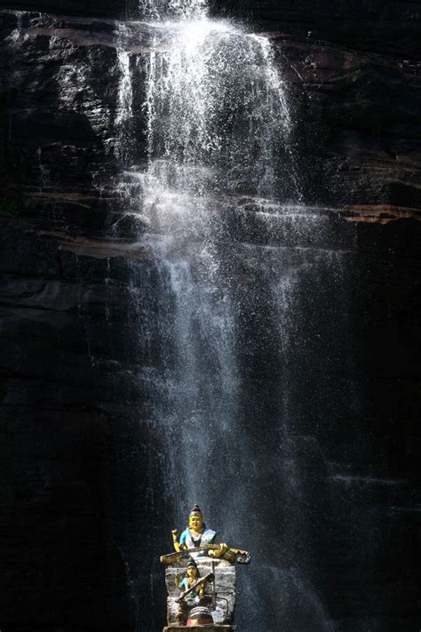 Dunsinane Falls in Sri Lanka - LANKA EXCURSIONS HOLIDAYS