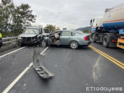 台東台9線2車對撞！駕駛恍神衝對向廂型車 氣囊爆開保險桿噴飛 Ettoday社會新聞 Ettoday新聞雲