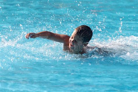 Le Gar On Nage Avec Une Claboussure Dans Le Parc Aquatique Photo Stock