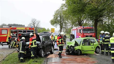 Frontal Zusammenstoß 21 Jährige lebensgefährlich verletzt