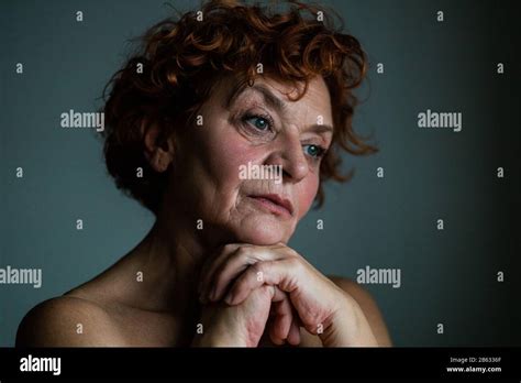 Femme mature solitaire Banque de photographies et dimages à haute résolution Alamy