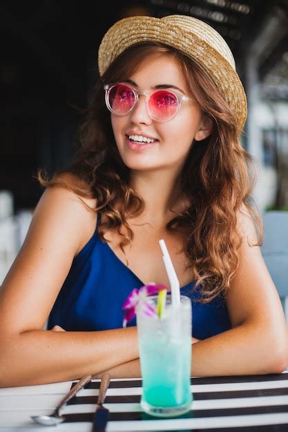 Jolie Jeune Femme En Robe Bleue Et Chapeau De Paille Portant Des