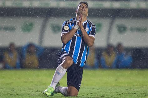 Suárez passa vergonha nacional no Grêmio Confira os memes