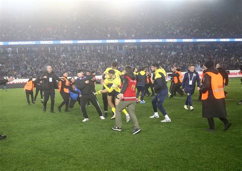 Trabzonspor Fenerbahçe maçından sonra saha karıştı Taraftar sahaya