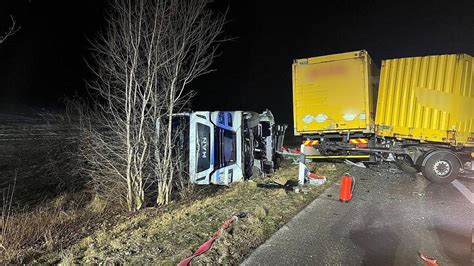 Lkw Unfall An Der Landesgrenze Zwei Schwerverletzte Und A Voll Gesperrt