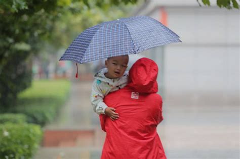 北京今天将开启阴雨模式，气温也会有所下降，午后出门请带伞 北晚新视觉