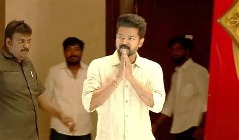 Vijay ஓடடகக ர 1000 அபப அவஙக எவள சமபதசசரபபஙக கலவ வரதகள மடயல வஜய